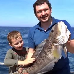 La temporada recién empieza y ya dejó señales contundentes: Mar del Plata está viviendo un arranque excepcional, con trofeos más cerca que nunca y cardúmenes firmes en toda la zona de pesca. 