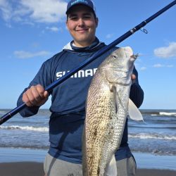 San Clemente del Tuyú combina tradición, diversidad y comodidad. La posibilidad de obtener buenas capturas desde la playa, el muelle o embarcados lo convierte en un destino ideal tanto para pescadores experimentados como para quienes recién se inician.