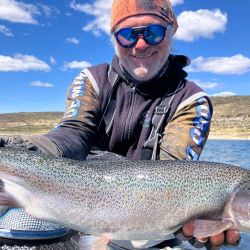 La estancia Lago Strobel ofrece múltiples ventajas. Además del enorme espejo de 8.000 hectáreas, del lado de la estancia se distribuyen unas doce bahías que permiten pescar siempre reparado del viento oeste, predominante en la zona.