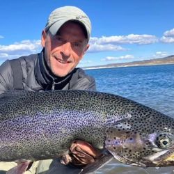 La estancia Lago Strobel ofrece múltiples ventajas. Además del enorme espejo de 8.000 hectáreas, del lado de la estancia se distribuyen unas doce bahías que permiten pescar siempre reparado del viento oeste, predominante en la zona.