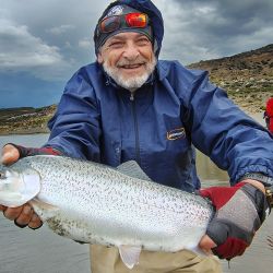La estancia Lago Strobel ofrece múltiples ventajas. Además del enorme espejo de 8.000 hectáreas, del lado de la estancia se distribuyen unas doce bahías que permiten pescar siempre reparado del viento oeste, predominante en la zona.
