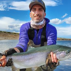 La estancia Lago Strobel ofrece múltiples ventajas. Además del enorme espejo de 8.000 hectáreas, del lado de la estancia se distribuyen unas doce bahías que permiten pescar siempre reparado del viento oeste, predominante en la zona.