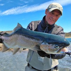 La estancia Lago Strobel ofrece múltiples ventajas. Además del enorme espejo de 8.000 hectáreas, del lado de la estancia se distribuyen unas doce bahías que permiten pescar siempre reparado del viento oeste, predominante en la zona.