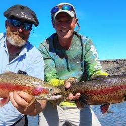 La estancia Lago Strobel ofrece múltiples ventajas. Además del enorme espejo de 8.000 hectáreas, del lado de la estancia se distribuyen unas doce bahías que permiten pescar siempre reparado del viento oeste, predominante en la zona.