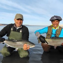 La estancia Lago Strobel ofrece múltiples ventajas. Además del enorme espejo de 8.000 hectáreas, del lado de la estancia se distribuyen unas doce bahías que permiten pescar siempre reparado del viento oeste, predominante en la zona.