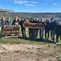La estancia Lago Strobel ofrece múltiples ventajas. Además del enorme espejo de 8.000 hectáreas, del lado de la estancia se distribuyen unas doce bahías que permiten pescar siempre reparado del viento oeste, predominante en la zona.