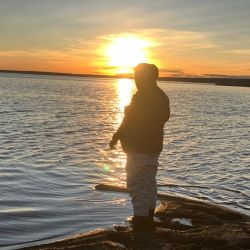 La estancia Lago Strobel ofrece múltiples ventajas. Además del enorme espejo de 8.000 hectáreas, del lado de la estancia se distribuyen unas doce bahías que permiten pescar siempre reparado del viento oeste, predominante en la zona.