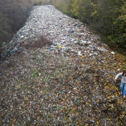 Activistas medioambientales grabando contenido sobre un gran montón de residuos vertidos ilegalmente, acumulados en un campo entre el río Cherwell y la A34 en Londres. Foto de Justin TALLIS / AFP | Foto:AFP