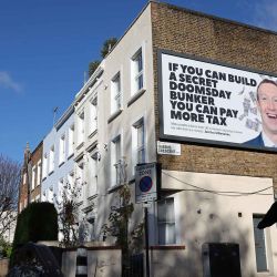 Un cartel creado por el grupo de campaña política 'Todos odian a Elon', con una imagen del multimillonario Mark Zuckerberg y criticando sus contribuciones fiscales. Foto de Adrian DENNIS / AFP | Foto:AFP