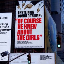 Times Square, del grupo Home of the Brave, resalta el comentario de Jeffrey Epstein sobre Donald Trump de que "por supuesto que él sabía de las chicas". Foto de Adam Gray / AFP | Foto:AFP