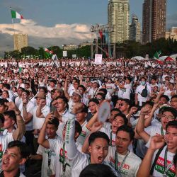 Miembros de la secta religiosa Iglesia ni Cristo levantan puños cerrados mientras gritan consignas durante una protesta anticorrupción en un parque de Manila. Foto de Ted ALJIBE / AFP | Foto:AFP