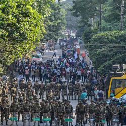 El personal de seguridad hace guardia mientras manifestantes intentan demoler la residencia del jeque Mujibur Rahman, primer presidente de Bangladesh. Foto de Munir UZ ZAMAN / AFP | Foto:AFP