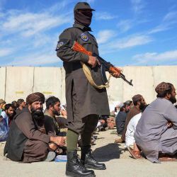 Un personal de seguridad armado talibán vigila junto a antiguos drogadictos que espera su liberación tras su recuperación en un centro de rehabilitación en el distrito de Daman. Foto de Sanaullah SEIAM / AFP | Foto:AFP