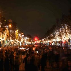 La gente camina por la avenida de los Campos Elíseos tras la inauguración de las iluminaciones navideñas en París. Foto de Dimitar DILKOFF / AFP | Foto:AFP