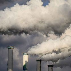 Chimeneas de la Central Termoeléctrica de Taean, una gran central eléctrica de carbón propiedad de Korean Western Power. Foto de ANTHONY WALLACE / AFP | Foto:AFP
