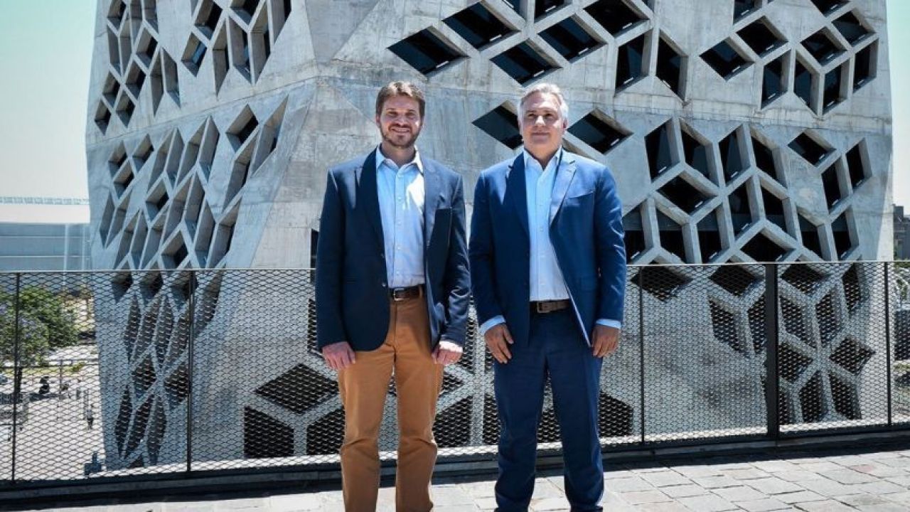 Martín Llaryora y Adrián Ecker durante el anuncio en Córdoba