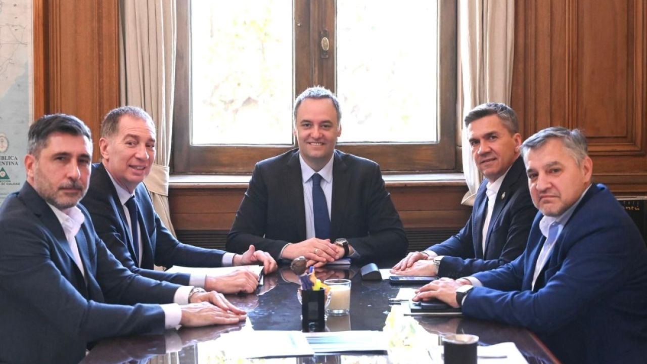 Leandro Zdero junto a funcionarios en la Casa Rosada