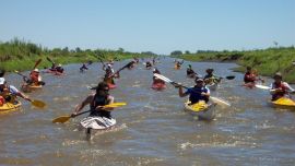 Travesía de kayakistas.