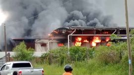 Incendio en un frigorífico de Posadas: se registraron tres explosiones y una bombera necesitó asistencia