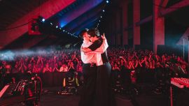 Peces Raros desafió a la tormenta y convirtió al Estadio UNO en una rave de rock oscuro