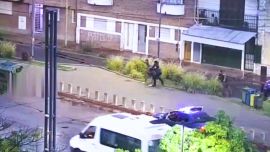 Video: dos delincuentes golpearon a un joven y lo patearon en el suelo para robarle el celular en Córdoba