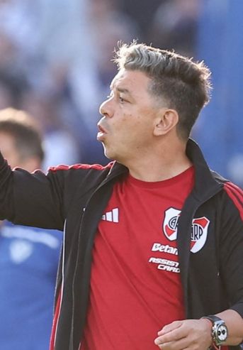 Marcelo Gallardo dirigiendo a River en Liniers