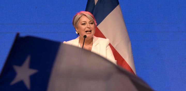 La candidata presidencial de Chile, Jeannette Jara, de la coalición Unidad por Chile, tras los primeros resultados de las elecciones generales, en Santiago. Foto de Rodrigo ARANGUA / AFP