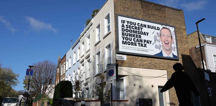 Un cartel creado por el grupo de campaña política 'Todos odian a Elon', con una imagen del multimillonario Mark Zuckerberg y criticando sus contribuciones fiscales. Foto de Adrian DENNIS / AFP