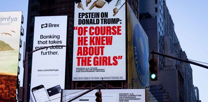 Times Square, del grupo Home of the Brave, resalta el comentario de Jeffrey Epstein sobre Donald Trump de que "por supuesto que él sabía de las chicas". Foto de Adam Gray / AFP