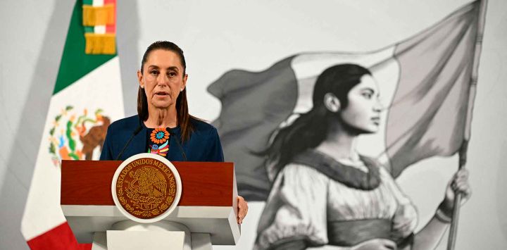 La presidenta de México, Claudia Sheinbaum, habla durante su conferencia de prensa diaria en el Palacio Nacional en la Ciudad de México. Foto de Yuri CORTEZ / AFP