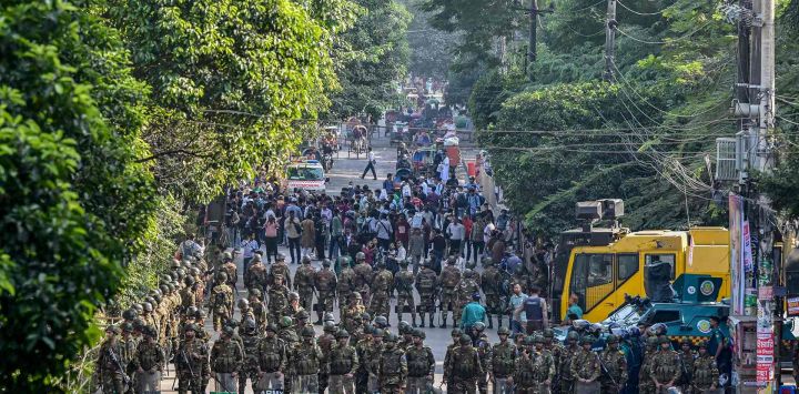El personal de seguridad hace guardia mientras manifestantes intentan demoler la residencia del jeque Mujibur Rahman, primer presidente de Bangladesh. Foto de Munir UZ ZAMAN / AFP