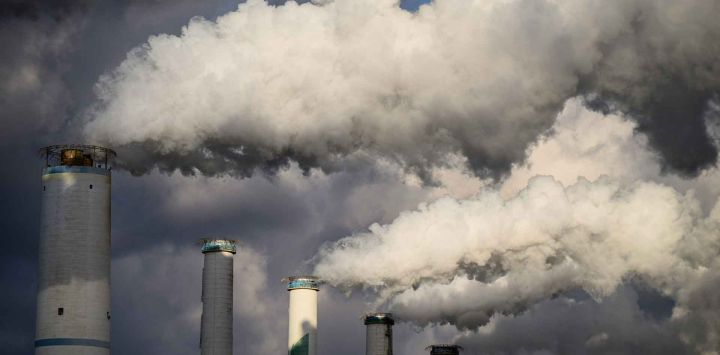 Chimeneas de la Central Termoeléctrica de Taean, una gran central eléctrica de carbón propiedad de Korean Western Power. Foto de ANTHONY WALLACE / AFP