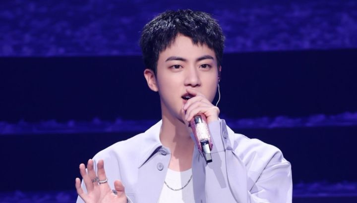 Una mujer japonesa de 50 años fue acusada de besar a la fuerza a Jin de BTS en un evento para fans