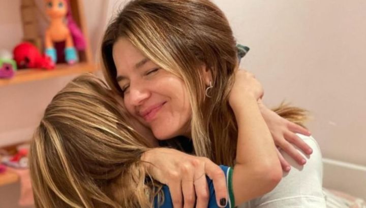 Así fue el emotivo bautismo y comunión de Juana, la hija de 9 años de Marcela Kloosterboer: el detalle que conmovió a la actriz