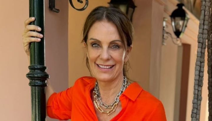 Nequi Galotti rompió con el uso tradicional del accesorio y se la jugó por un look ideal para la primavera