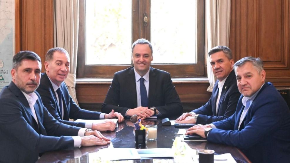 Zdero reunido con Adorni y Santilli