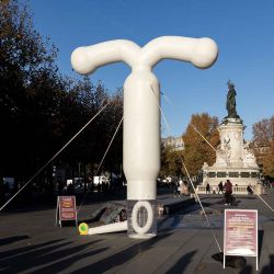 Modelo gigante de un DIU inflable llamado "Freeda Womb" para protestar contra las existencias de anticonceptivos de USAID bloqueadas en Bélgica. París. Foto de Sébastien DUPUY / AFP  | Foto:AFP
