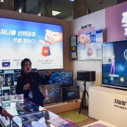 Un visitante observa una gran pantalla de televisión en la Exposición de Ciencia, en la Gran Casa de Estudios del Pueblo en Pyongyang. Foto de KIM Won Jin / AFP | Foto:AFP
