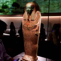 El "Ataúd antropoide de Nhs-hwt-bity" del Período Tardío del Antiguo Egipto (664–332 a.C.) Museo del Palacio de Hong Kong. Foto de Tommy WANG / AFP | Foto:AFP