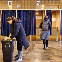 Votantes son vistos en un centro de votación instalado en el ayuntamiento de Aarhus, Dinamarca. Foto de Mikkel Berg Pedersen / AFP  | Foto:AFP