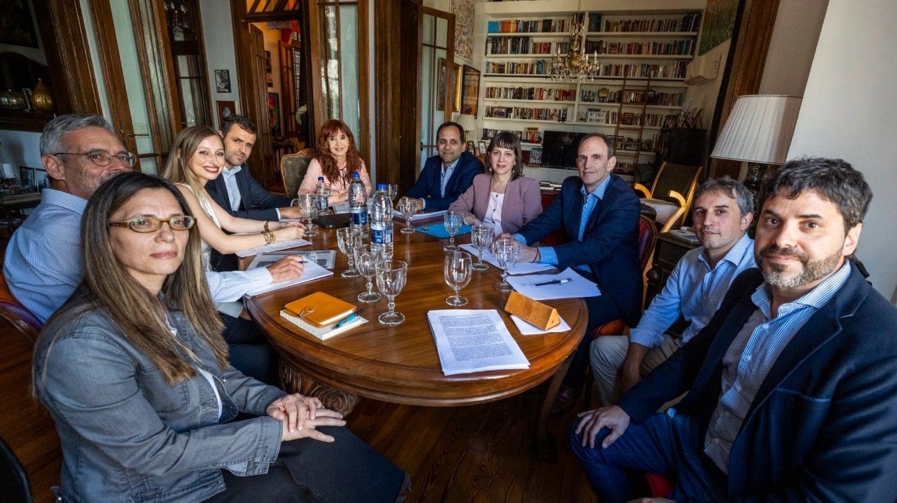 https://fotos.perfil.com/2025/11/18/economistas-con-cfk-2139261.jpg
