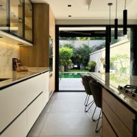Cocina NH5753: funcionalidad y diseño en un lote angosto