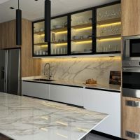Cocina NH5753: funcionalidad y diseño en un lote angosto