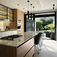 Cocina NH5753: funcionalidad y diseño en un lote angosto