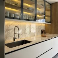 Cocina NH5753: funcionalidad y diseño en un lote angosto