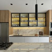 Cocina NH5753: funcionalidad y diseño en un lote angosto