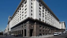 La recaudación de impuestos en febrero cayó 9% real y acumuló 7 meses consecutivos de bajas