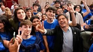 El gobernador bonaerense Axel Kicillof en el acto de renovación de autoridades de la Juventud Universitaria Peronista