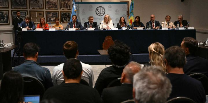Audiencia final contra la jueza Julieta Makintach, quien enfrenta un juicio político por su participación en un documental clandestino sobre la muerte del astro del fútbol Diego Maradona. Foto de Luis Robayo/AFP