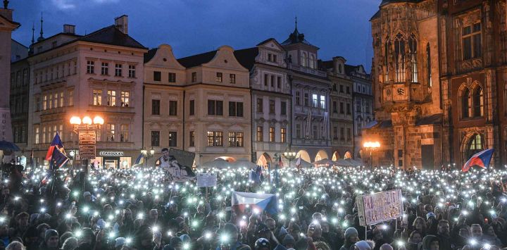 Manifestación durante los actos conmemorativos del 36º aniversario de la Revolución de Terciopelo de 1989, en la plaza del Casco Antiguo de Praga, República Checa. Foto de Michal Cizek / AFP